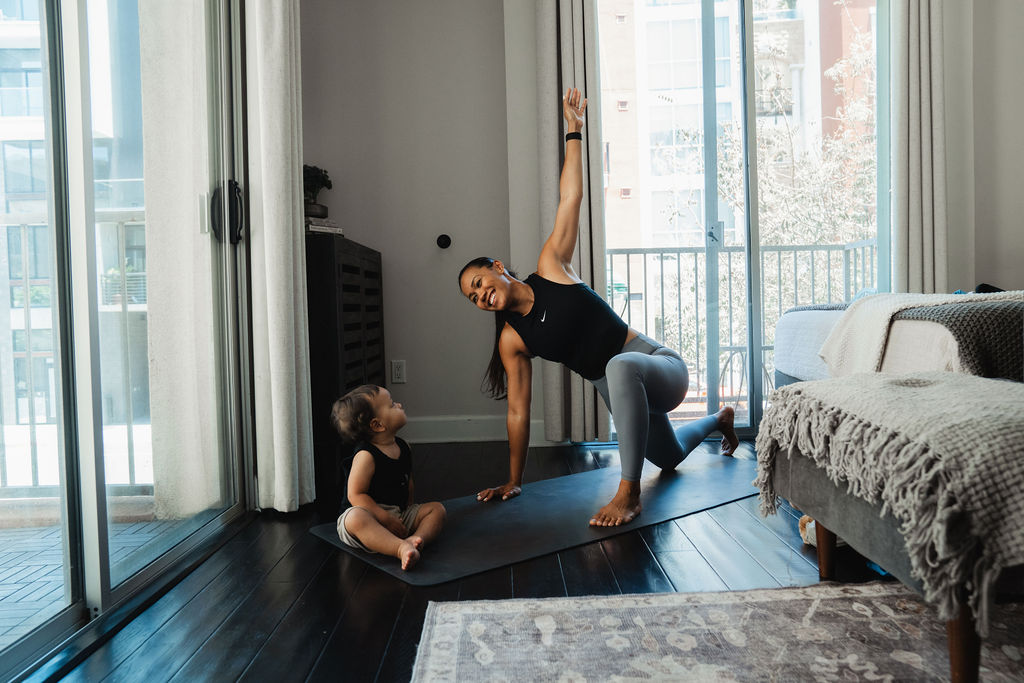 Maricris+SD-21 Maricris exercising at home with her daughter nearby